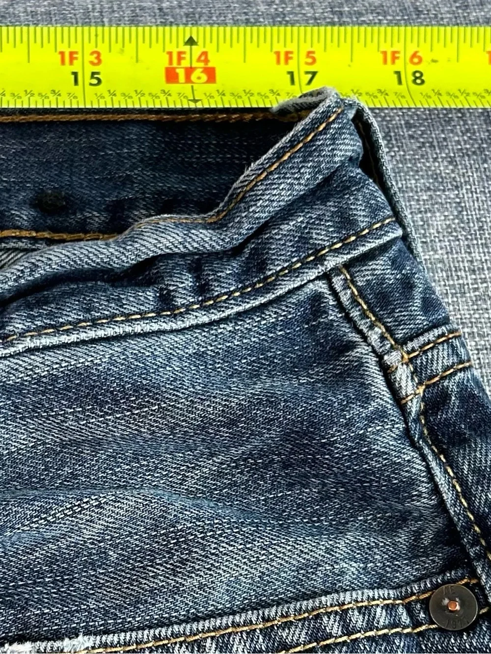 American Eagle Outfitters Men's Faded Blue Relaxed Straight Jeans